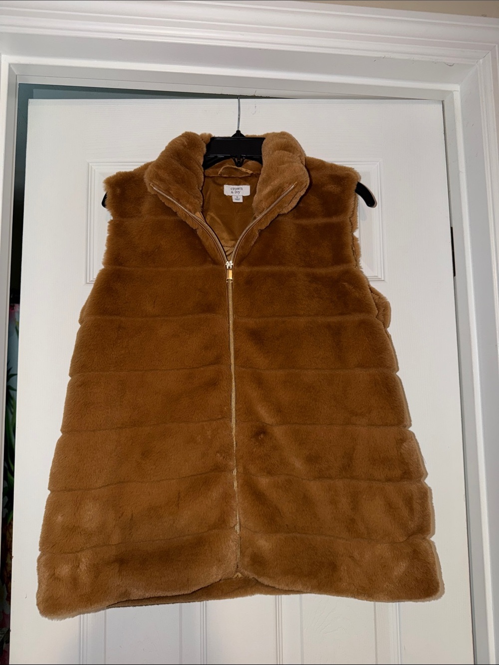 crown & ivy Faux Fur Vest in Camel Brown